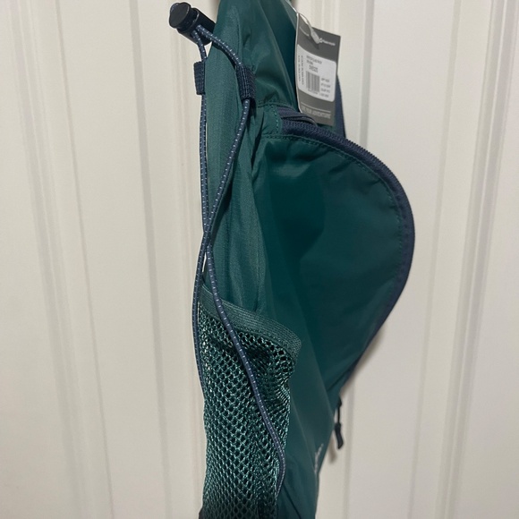 Eddie Bauer Dark Evergreen Ripstop Sling Bag - Picture 8 of 8